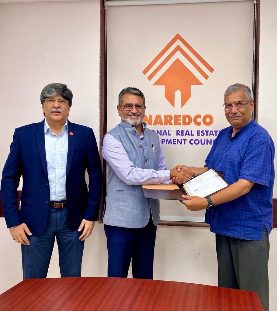 Alok Gupta, DG, NAREDCO exchanging MoU with Sunil Tyagi, Honorary Secretary, WAI to solve problems with construction and land that warehousing developers encounter
