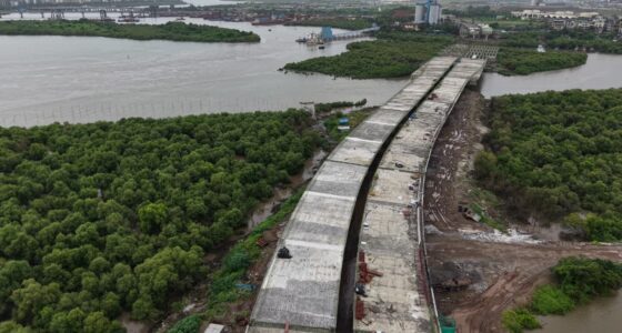 The Ulwe Coastal Road (7km) is a critical CIDCO-led infrastructure project, now 60% complete, that will establish seamless, signal-free travel between the Mumbai Trans Harbour Link (MTHL) and the new Navi Mumbai International Airport (NMIA), drastically cutting travel time and boosting regional commerce.