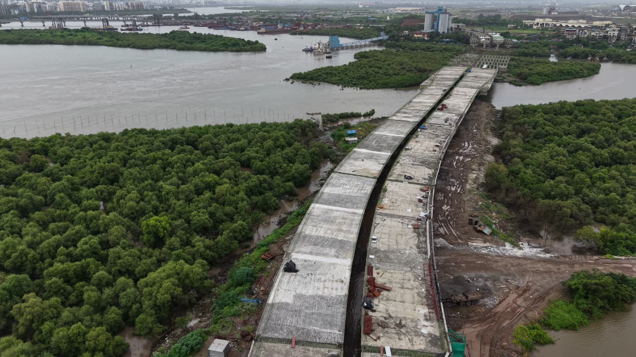 The Ulwe Coastal Road (7km) is a critical CIDCO-led infrastructure project, now 60% complete, that will establish seamless, signal-free travel between the Mumbai Trans Harbour Link (MTHL) and the new Navi Mumbai International Airport (NMIA), drastically cutting travel time and boosting regional commerce.