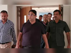 The Enforcement Directorate has arrested Amit Katyal, alleged aide of Lalu Prasad Yadav, in a massive ₹300-crore real estate fraud tied to Gurugram’s stalled Krrish Florence Estate project. Investigators uncovered fund diversion, fake bookings, undervalued land sales, and losses to a public sector bank.